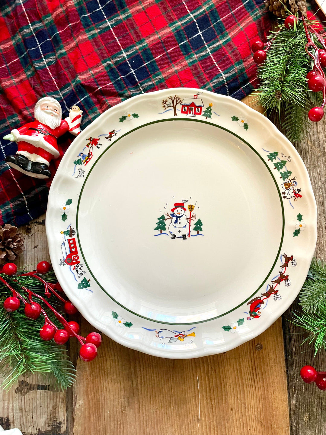 Vintage 16-Piece Christmas Dinnerware Set